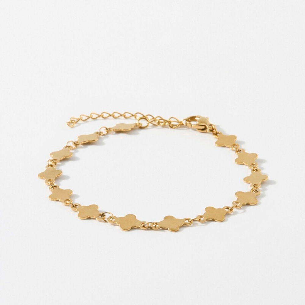 Elegant Gold Clover Bracelet